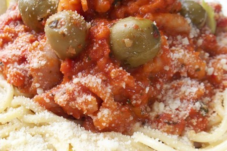 Спагетти  с  беконом  и  креветками  с соусом  песто  из  вяленых  помидор !!!
