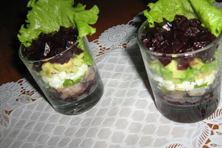 Салат из сельди,с авокадо и свеклой.