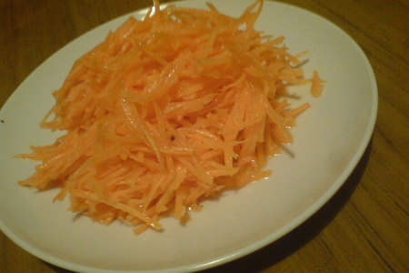 Фото к рецепту: Морковный салат с лимонно-имбирно-медовой заправкой