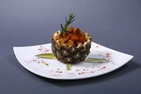"куриная грудка карри в ананасе"