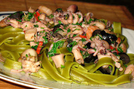 Фото к рецепту: Зелёные тальятелли с суго из морепродуктов