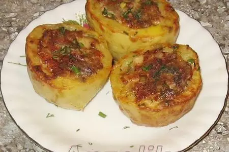 Фаршированный печеный картофель.