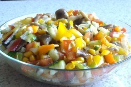 Фото к рецепту: Салат овощной с грибами
