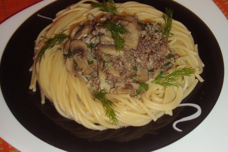 Фото к рецепту: Паста с мясным фаршем и грибами в сметанном соусе