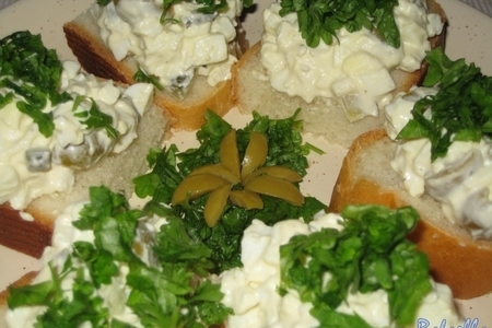 Яичный салат с оливками и горчицей