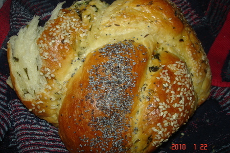Хлебная плетенка с зеленью и красным перцем