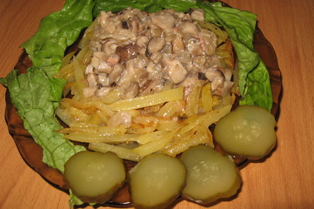 Фото к рецепту: Картофельный хворост с опятами в сметане