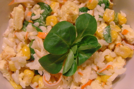 Фото к рецепту: Вкусный салат на скорую руку из остатков риса, омлета, крабовых палочек.