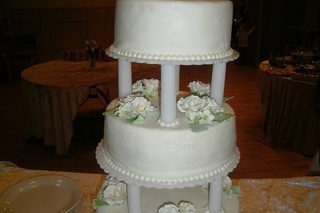 Фото к рецепту: Миндальный шифоновый бисквит, масляный крем, мастика и свадебный торт с их участием