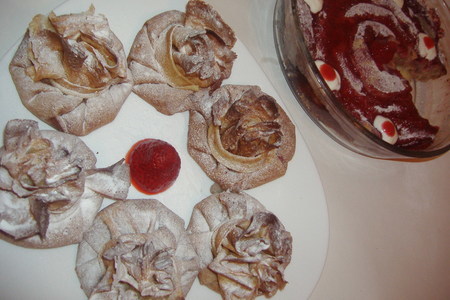 Фото к рецепту: Блины с заварным кремом под ягодным соусом // 2 варианта подачи