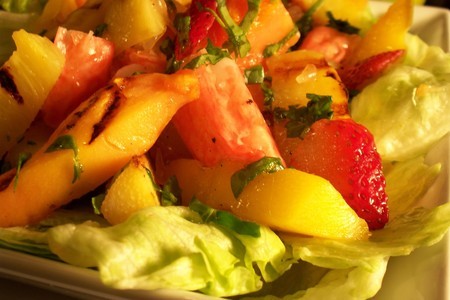 Крабовый салат с фруктовым сальса