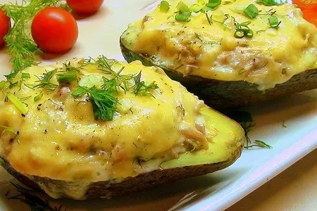 Лодочки авокадо, запеченные с курятиной.
