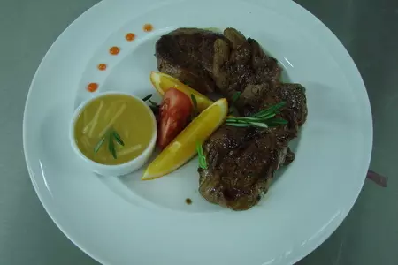 Свиные миньоны с имбирным соусом