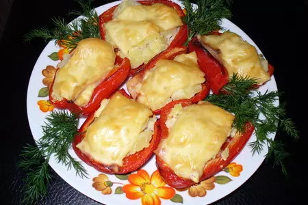 Картошка  запеченная в болгарском перце под сыром ( утилизация вчерашней картошки)