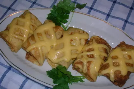Блинчики в сырную клеточку, фаршированные курятиной