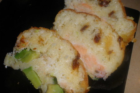 Фото к рецепту: Пирог с лососем, авокадо и вялеными томатами.