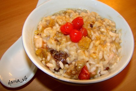Фото к рецепту: Рисовая каша с орехами и сухофруктами постная