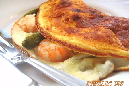 Омлет с креветками и корнишонами.