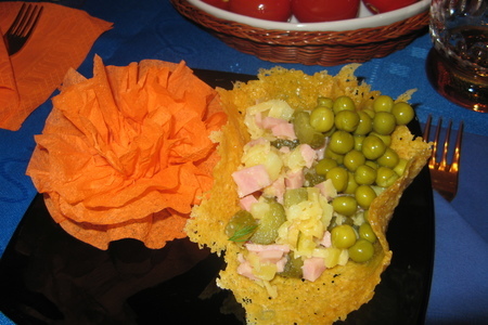 Фото к рецепту: Салат "острый" в корзиночке из сыра
