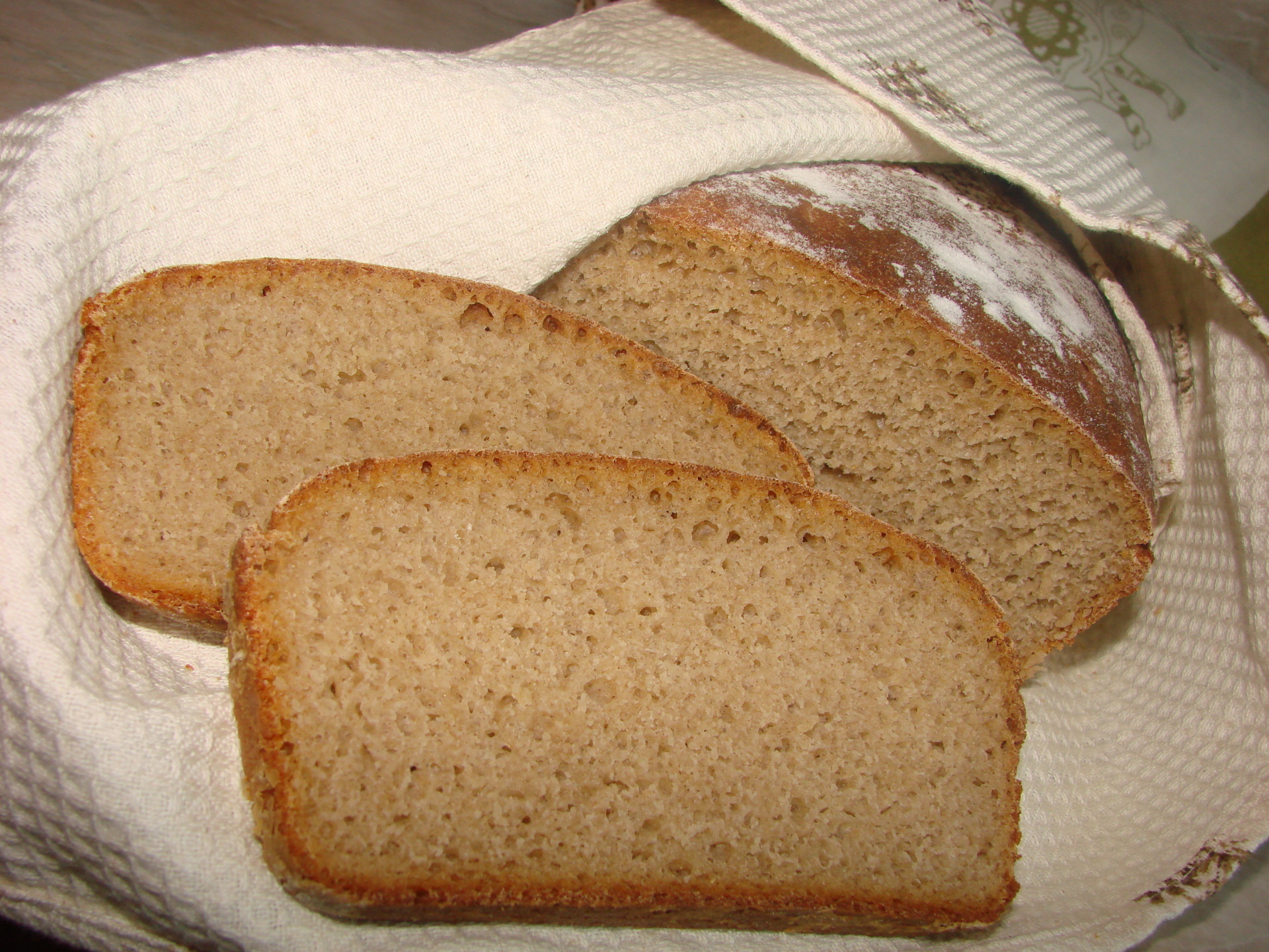Простой хлеб на закваске. 100 Грамм ржаного хлеба. Ржаная закваска. Ржаное тесто.