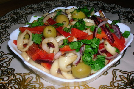 Фото к рецепту: Салат с кальмарами и перцем и восхитительной заправкой