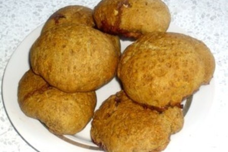 Фото к рецепту: Орехово-ржаные булочки с джемом (постное)