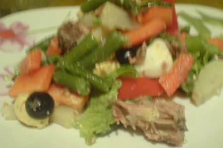 Салат с тунцом и  овощами.