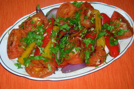 Фото к рецепту: Салат из жареных перцев с помидорами