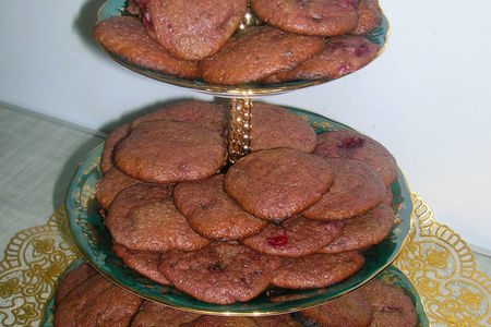 Фото к рецепту: Шоколадное печенье с вишней (быстрое в приготовлении и поедании)