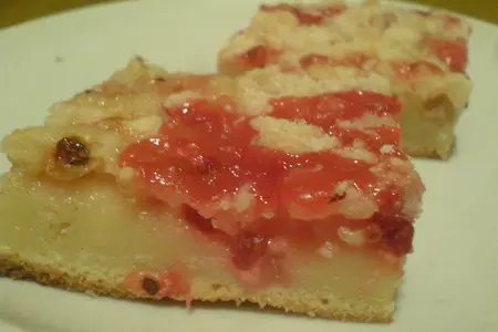 Пирог со смородиной и сахарной крошкой