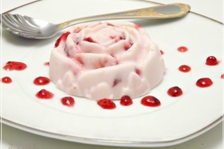 Фото к рецепту: Творожно-вишнёвый холодный десерт "аля мороженое"