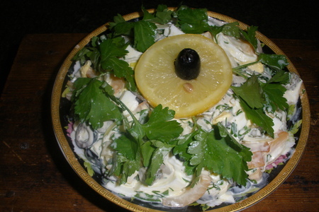 Фото к рецепту: Салат с копченым кальмаром