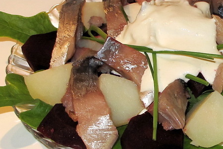 Салат из копченой скумбрии с картофелем