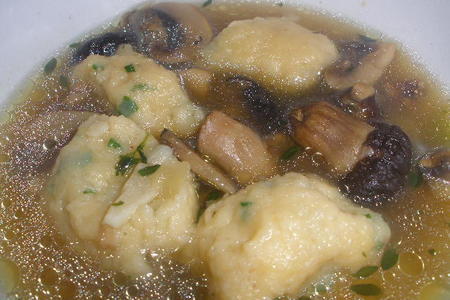 Фото к рецепту: Грибной суп с клецками из пармезана