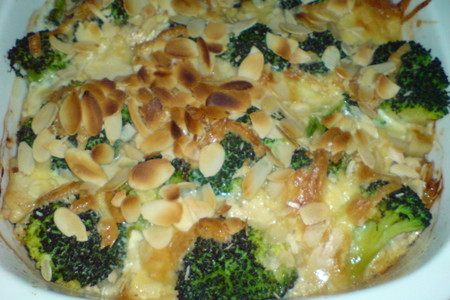 Фото к рецепту: Куриная грудинка,запечённая с грибами,брокколи и миндалём