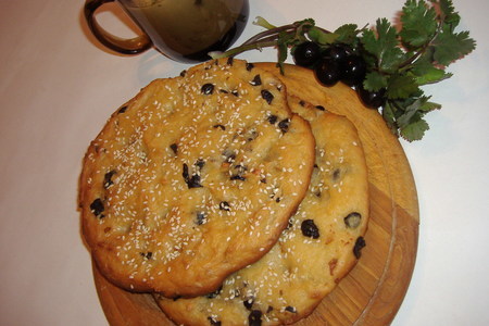 Фото к рецепту: Фокачча с пряными травами, маслинами и чесноком