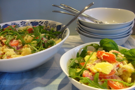 Картофельный салат с помидорами и руколой