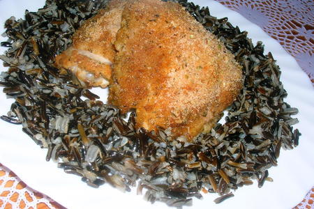 Фото к рецепту: Одомашненная курица с диким рисом ( или курица в чесночных сухарях)