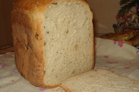 Фото к рецепту: Хлеб для хлебопечки ( с зелеными оливками,маринованым перчиком,и травками пряными)