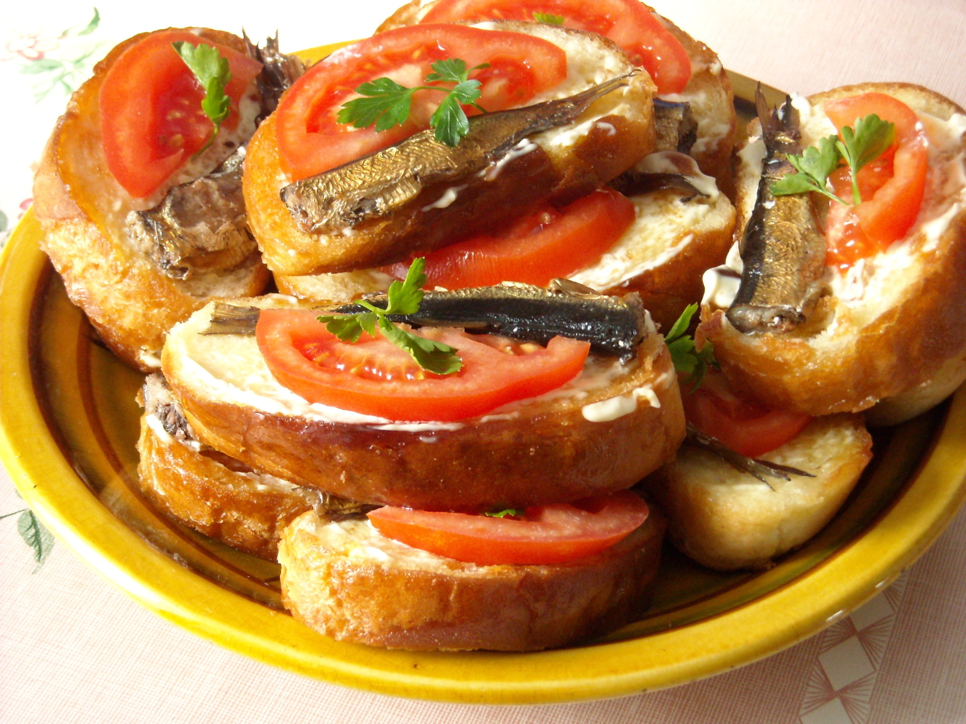 Бутерброды со шпротами - пошаговый рецепт с фото