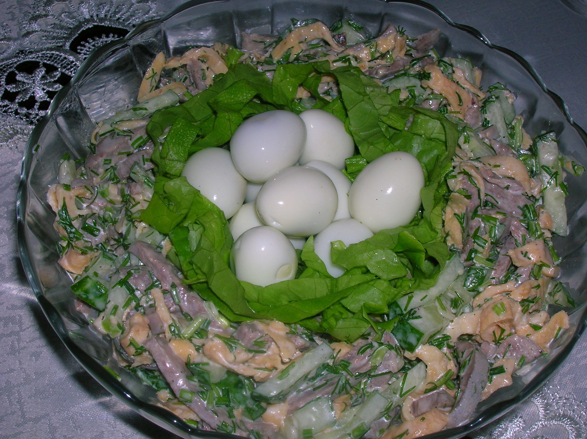 Языком яички. Салат с языком и перепелиными яйцами. Украшение салата перепелиными яйцами. Украсить салат перепелиными яйцами. Классические салаты с перепелиными яйцами.