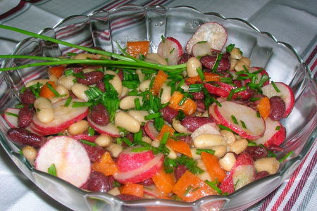 Фото к рецепту: Салат "две фасольки" ( один из самых простых, но вкусных и полезных салатов)