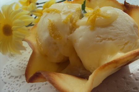 Фото к рецепту: Мороженое с лимонным курдом в хрустящих стаканчиках