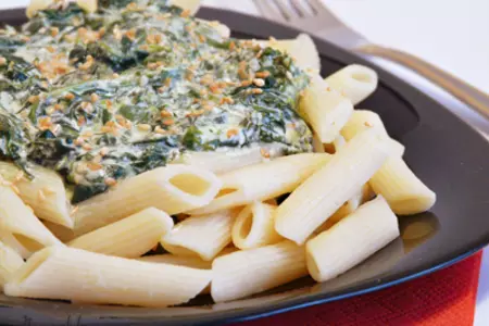 Паста с соусом из шпината и сыра фета