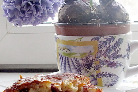 Фото к рецепту: Сырный кекс с копченостями, маринованными огурчиками и грецкими орехами