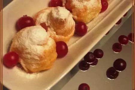 Профитроли с клюквенным  курдом