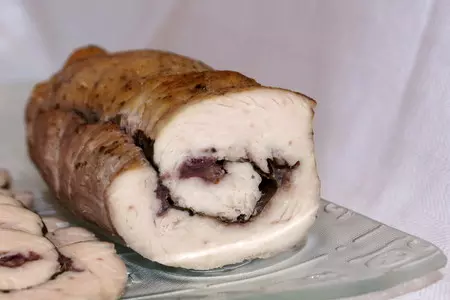Рулет из грудки индейки с чёрной смородиной