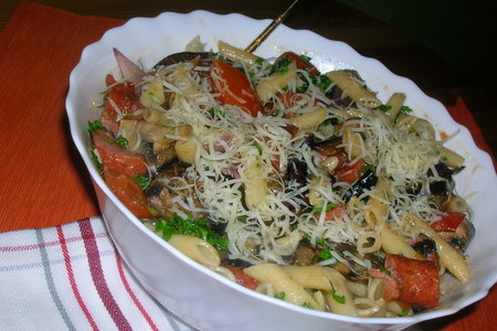 Теплый салат с баклажанами, макаронами и грибами (  вкусный , полноценный ужин)