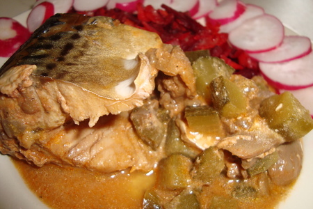 Фото к рецепту: Скумбрия, тушённая в томатно-грибном соусе