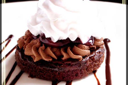 Фото к рецепту: Шоколадно-вишневое пирожное